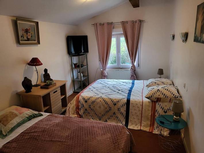 Chambre d’hôte pour 4 personnes, avec terrasse et jardin ainsi que vue et piscine, animaux acceptés à Cluny - 4