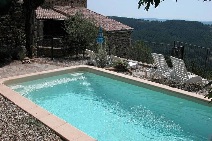 Location de vacances pour 4 personnes, avec balcon ainsi que jardin et piscine à Chassiers