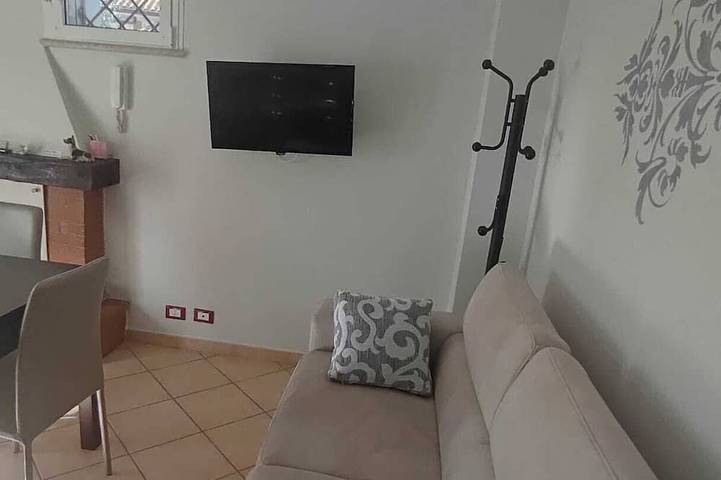 Cozy Apartment for 4 with Private Parking near Rome in Monterotondo, Provincia de Roma
