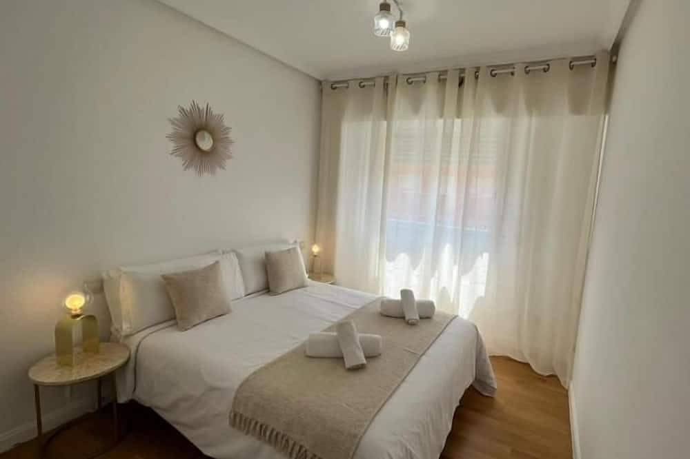 Entire apartment, Las Tablas - 1 Bedroom with sofa bed and terrace in Fuencarral-El Pardo, Madrid