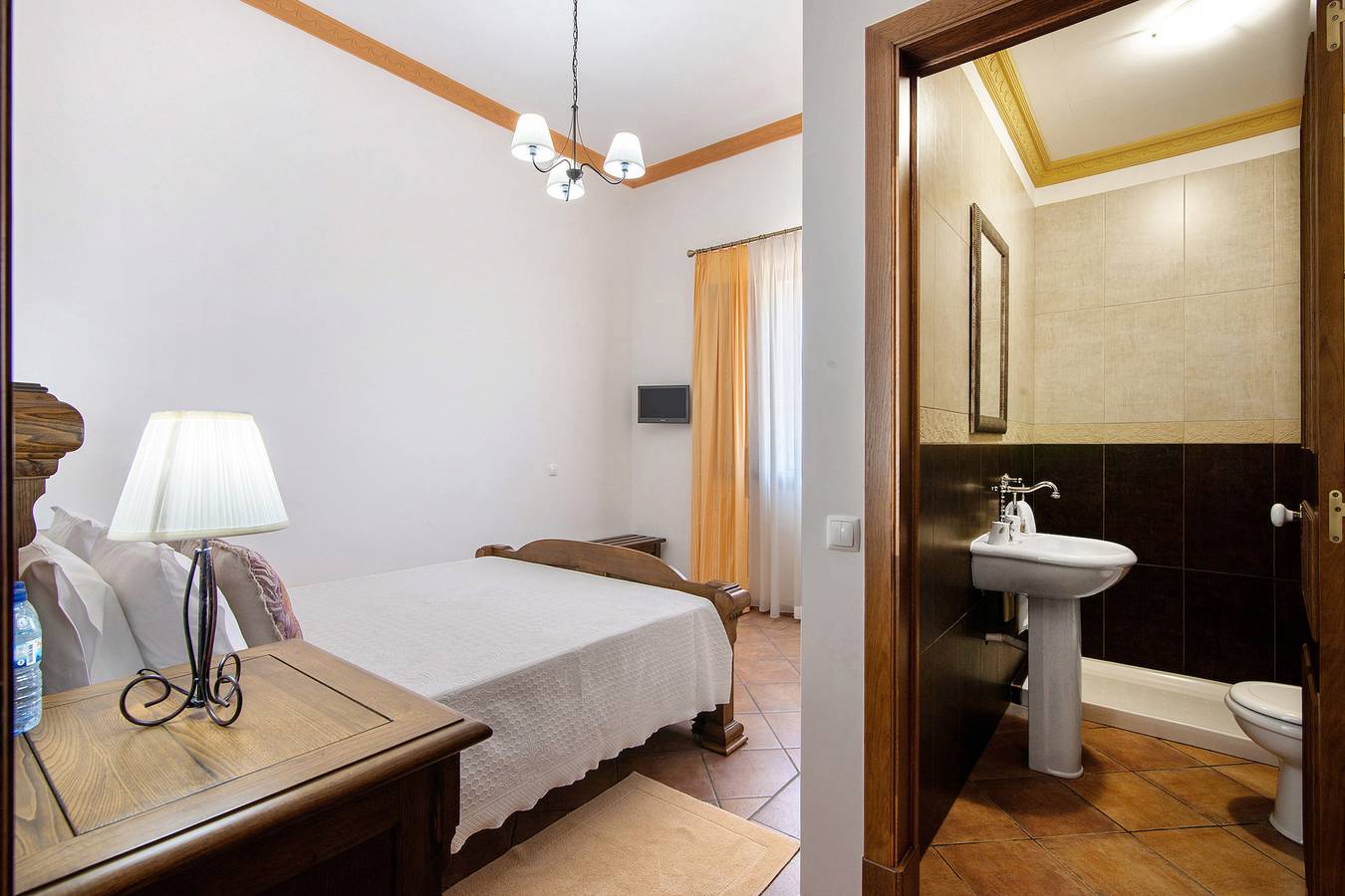 Room 'Quarto Salmão - Countryside View' with Shared Pool, Wi-Fi and Air Conditioning in Mértola, Beja Distrikt