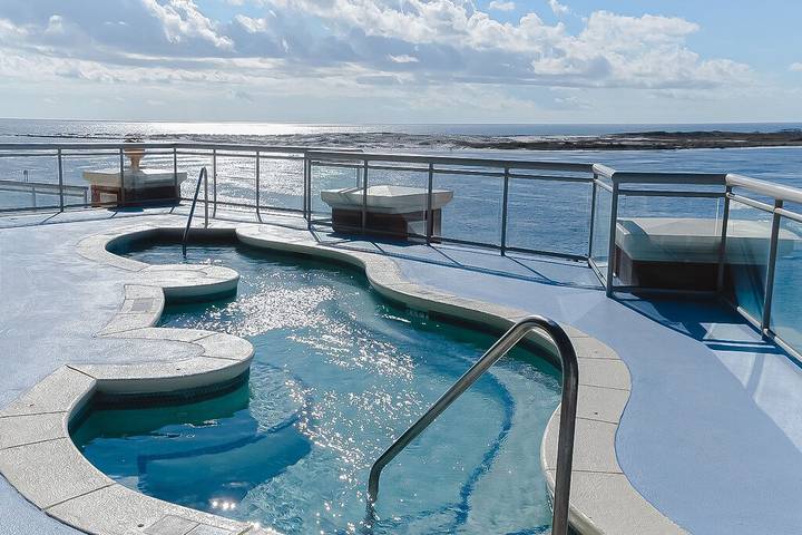 Vacation apartment for 8 people, with hot tub and sauna as well as balcony and pool the Florida Panhandle