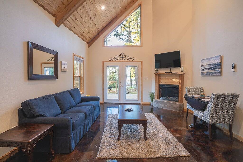 Cabin D at Safe Harbor Brady Mountain on Lake Ouachita! in Lake Ouachita