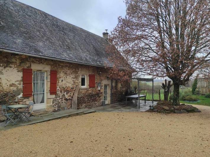 Chambre d’hôte pour 2 personnes, avec vue sur le lac ainsi que vue et jardin à Saint-Germain-les-Vergnes - 2