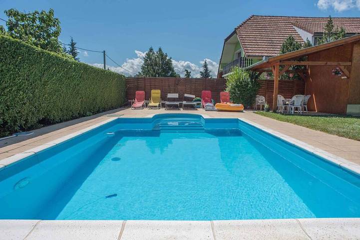 Ferienwohnung für 4 Personen, mit Pool und Garten in Gyenesdias