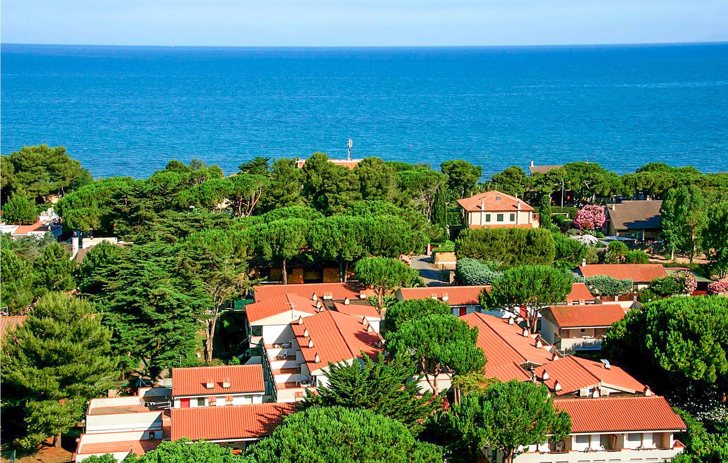 Entire holiday apartment, Beachside Haven with AC, Parking & Internet in Giannella, Grosseto Province