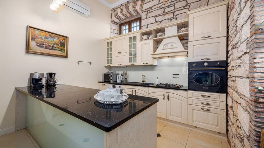 Villa pour 6 personnes, avec terrasse ainsi que jardin et piscine, animaux acceptés à Novigrad - 2