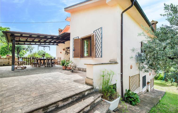 Sonnige Ferienwohnung mit Pool, Terrasse und WLAN, 1,5 km von Poggio Mirteto entfernt in Poggio Catino, Rieti Provinz