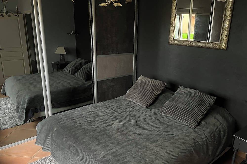 Beautiful single storey house of 160 m2 fully fenced with swimming pool in Saint-Sulpice-la-Pointe, Castres region