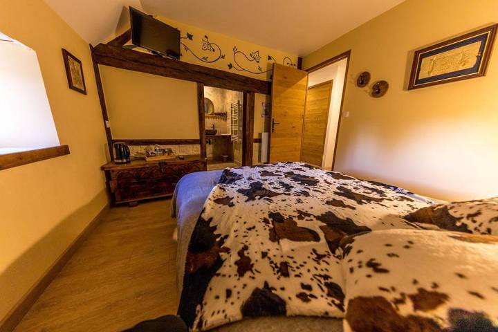 Gîte pour 2 personnes, avec terrasse ainsi que vue et jardin à Chammes - 2