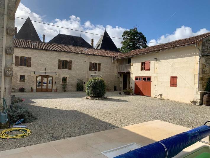 Location de vacances pour 2 personnes, avec Terrasse ainsi que Jardin et Piscine à Aujac (Charente-Maritime)