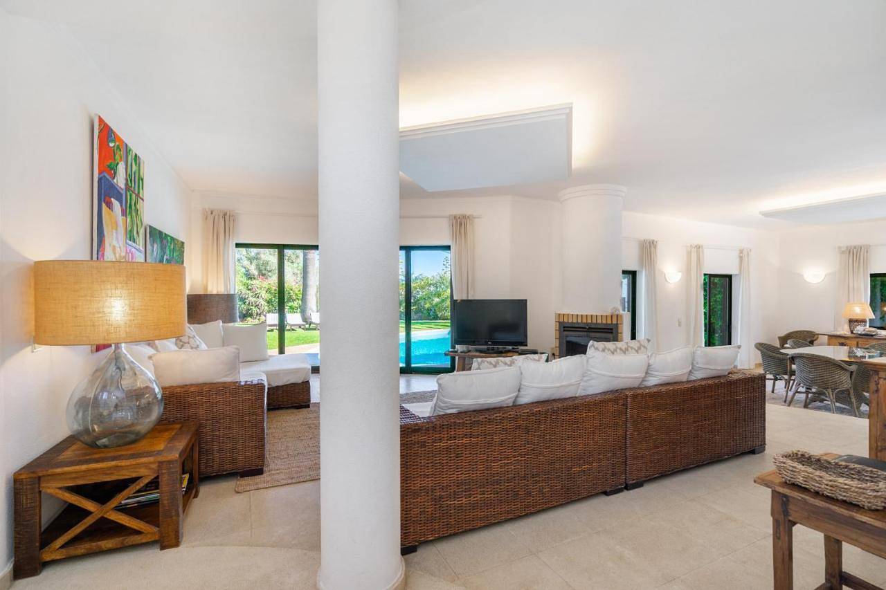 Luxury Private Family Villa with Pool Ac & Parking in Portimão, Distrito de Faro