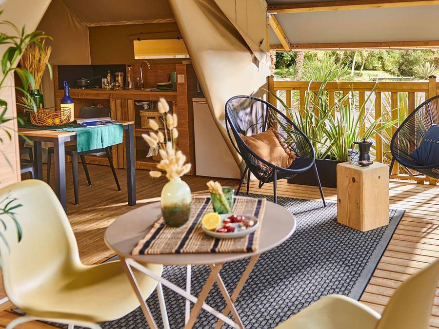 Flower Camping  Les Granges - Tienda de lona y madera 5 personas - Wood Lodge Standard 25 m2 (2 dormitorios-5 personas) + terraza cubierta (con instalaciones sanitarias) in Luynes, Región de Tours