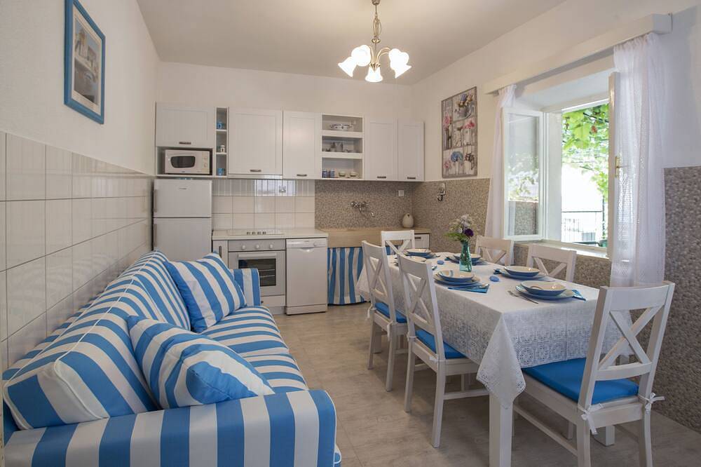 Traditionelle Steinvilla 4 *, mit New Outside Jacuzzi, in Strandnähe in Postira, Brac