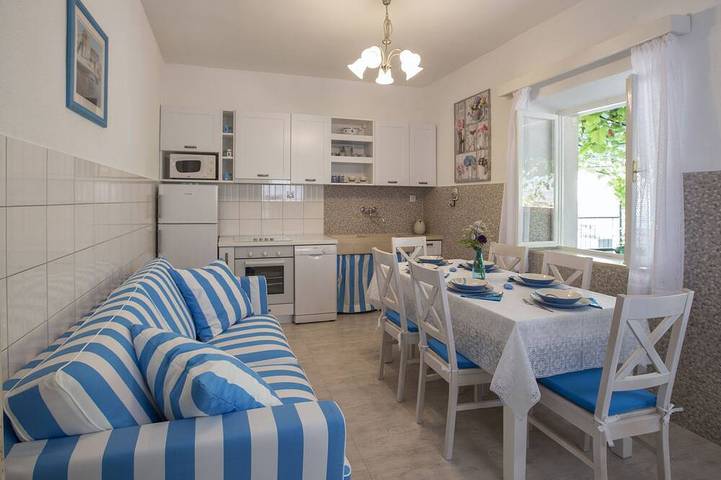 Ferienhaus für 8 Personen, mit Balkon und Whirlpool sowie Garten