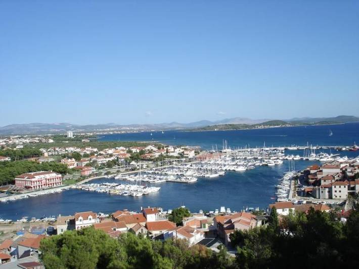 Ganze Wohnung, Mit Balkon in guter Lage in Tribunj, Šibenik-Knin