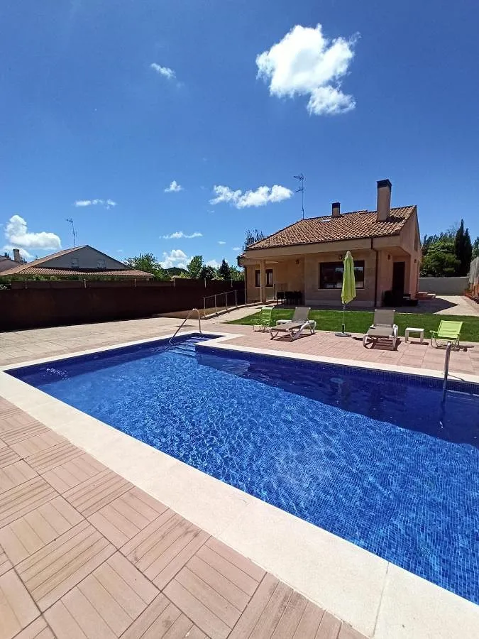 Ferienhaus für 6 Personen, mit Pool und Garten sowie Terrasse, mit Haustier - 1