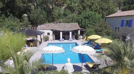 Chambre d’hôte pour 2 personnes, avec jacuzzi et piscine ainsi que sauna et jardin, adapté aux familles à Gréoux-les-Bains
