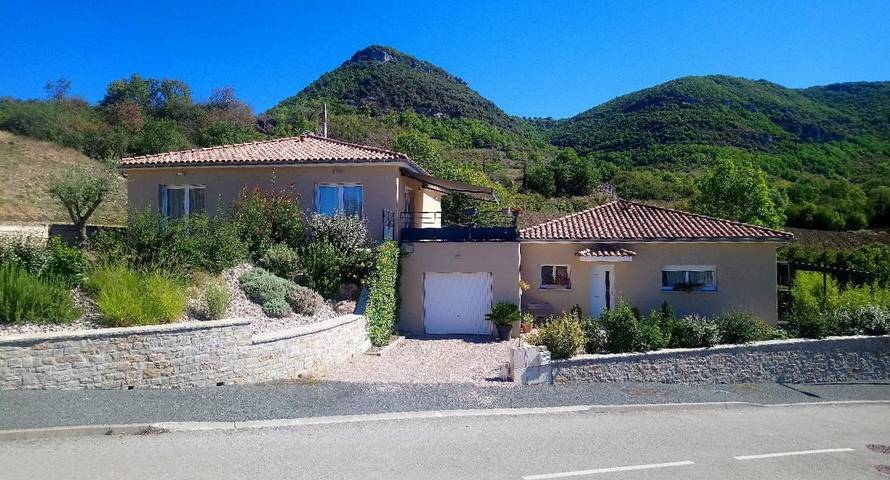 Villa pour 6 personnes, avec terrasse ainsi que piscine et jardin dans l' Aveyron