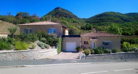 Cottage pour 6 personnes, avec jardin ainsi que terrasse et piscine à Saint-Georges-de-Luzençon