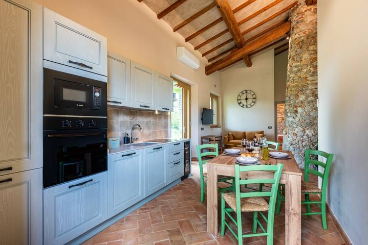 Holiday Home 'Rustico Con Jacuzzi In Toscana' with Shared Pool, Wi-Fi and Air Conditioning in Colle di Val d'Elsa, Siena provins