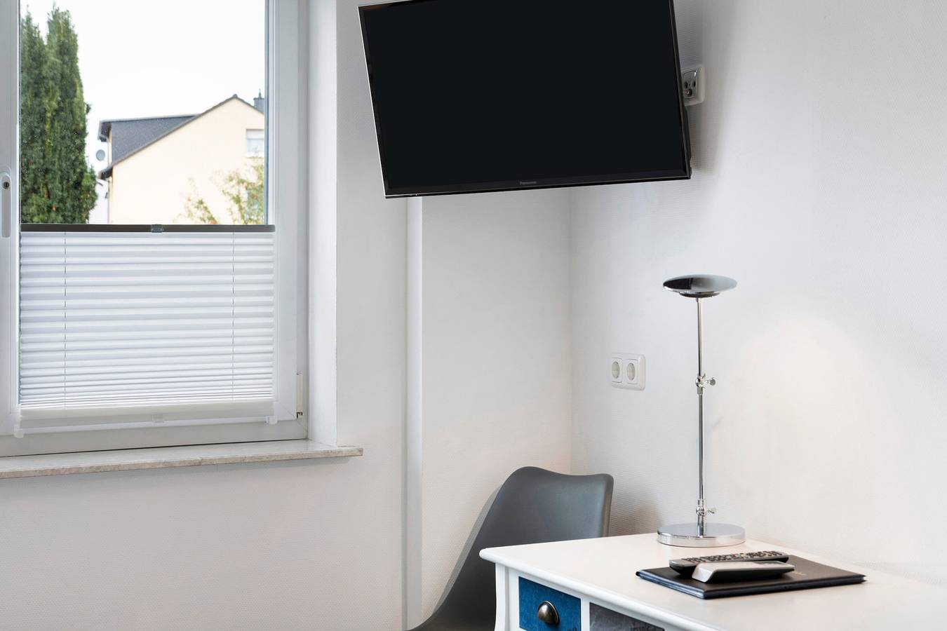 Zimmer 'Ruhiges Zimmer 2' mit Gemeinschaftsterrasse- und Küche für Zimmer 1 & 2, Wi-Fi & Klimaanlage in Wartenberg (Hessen), Vogelsberg Region