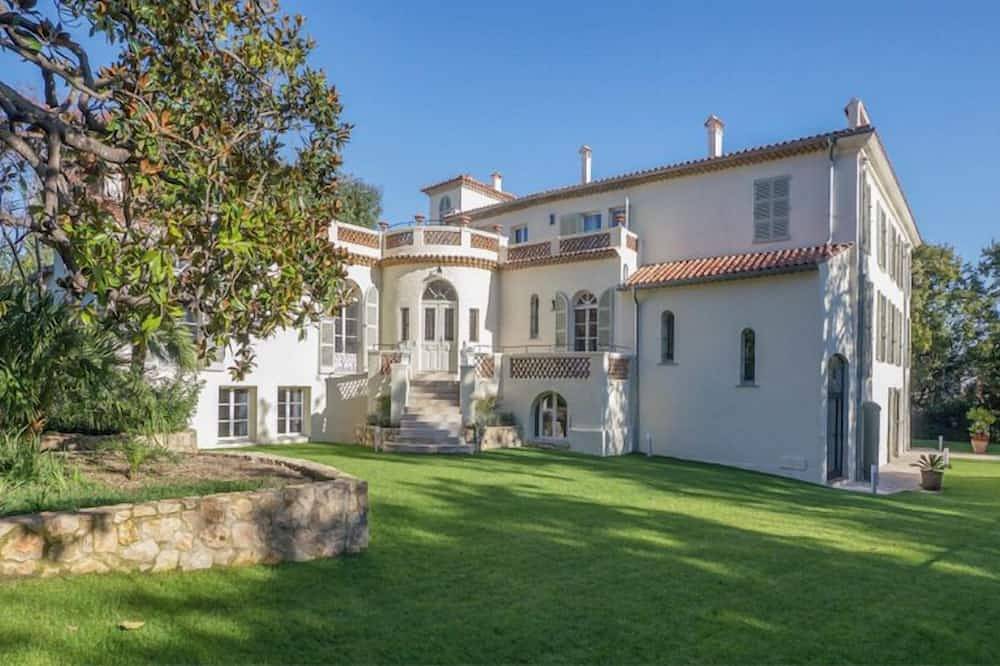 Villa for 20 People in Antibes, Cannes region
