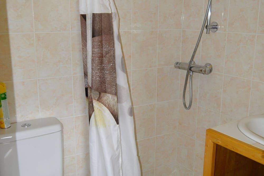 Typische Bretonse maisonnette in een gehucht Cap de la Chèvre in Crozon, Iroise