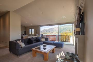 Holiday Home for 10 People in Wanaka, Otago, Photo 4