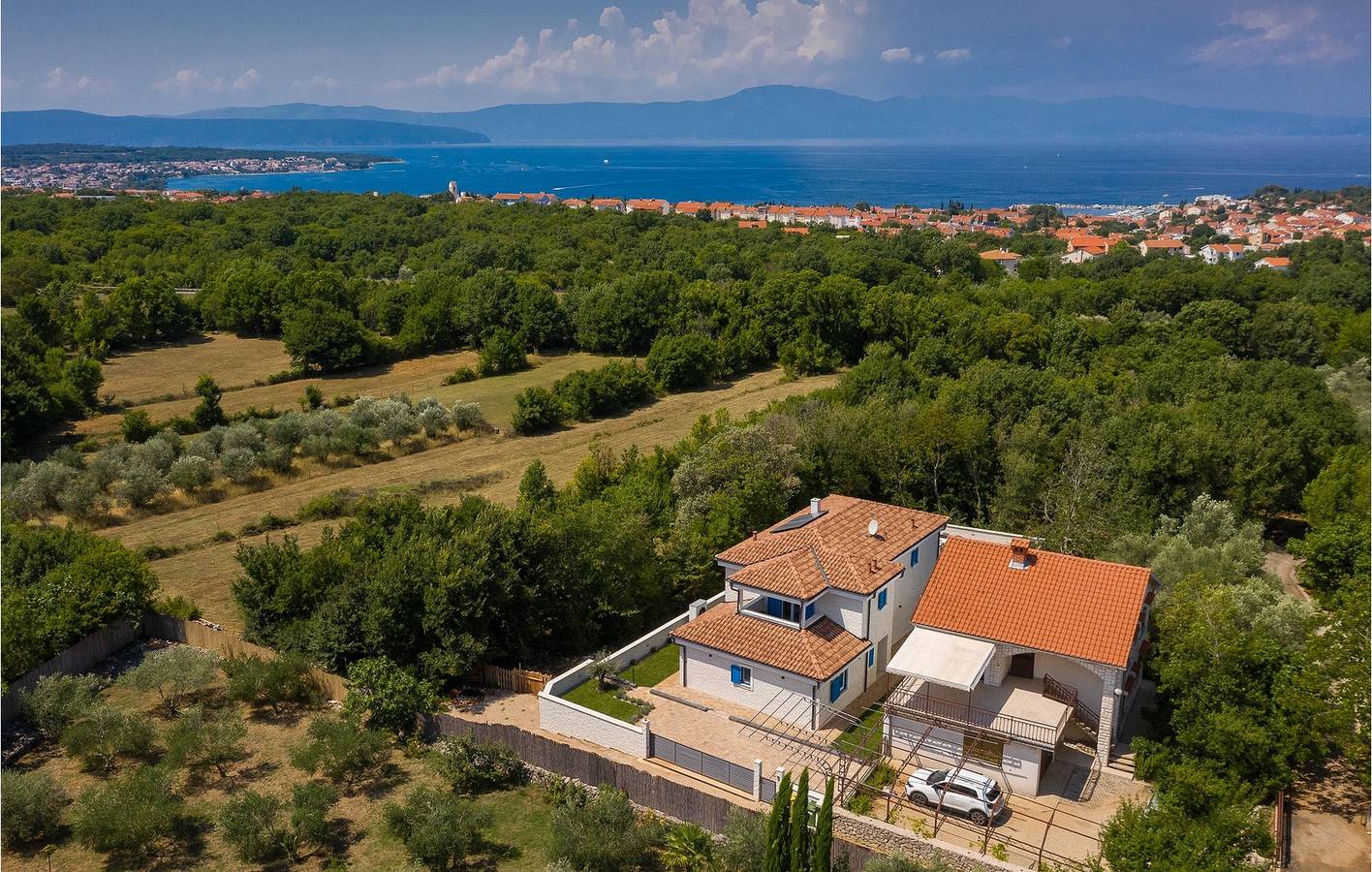 Geräumige 2-Zimmer-Wohnung mit Pool, WLAN und 2 km entferntem Strandzugang in Malinska-Dubašnica, Krk