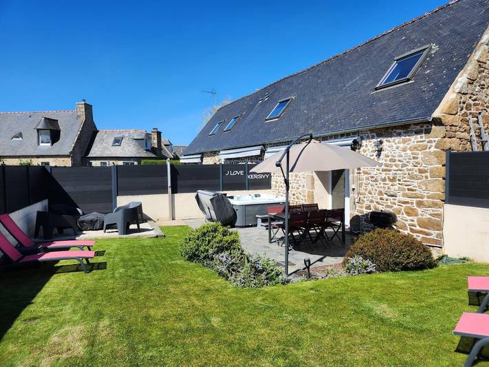 Gîte pour 4 personnes, avec jardin et terrasse ainsi que sauna et jacuzzi, animaux acceptés