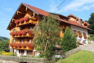 Ferienwohnung für 4 Personen, mit Balkon, kinderfreundlich in Vorderhindelang