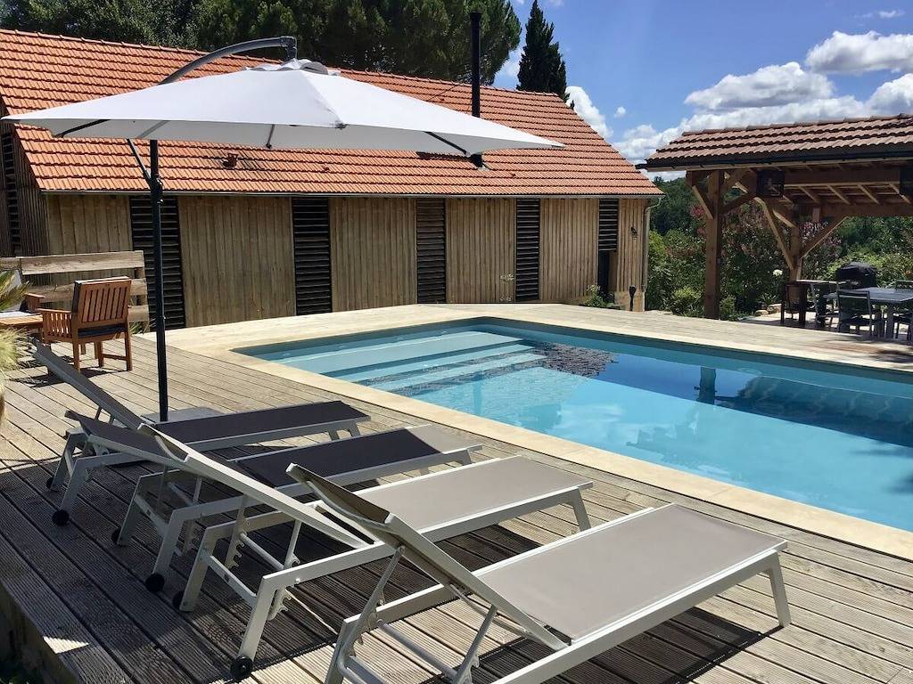 La chaise et la piscine près de Sarlat in Veyrines-de-Domme, Périgord Noir