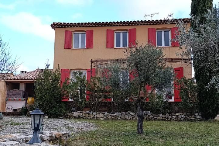 Location de vacances pour 8 personnes, avec jardin à Artignosc-sur-Verdon