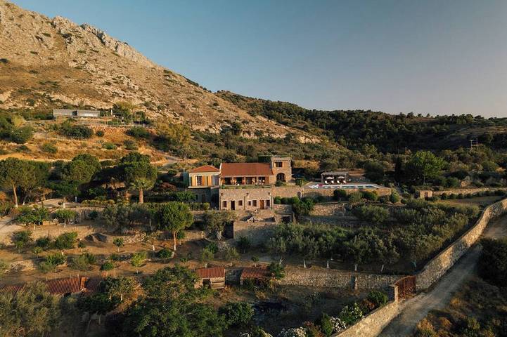 Villa for 18 people, with sauna and garden in Aegina