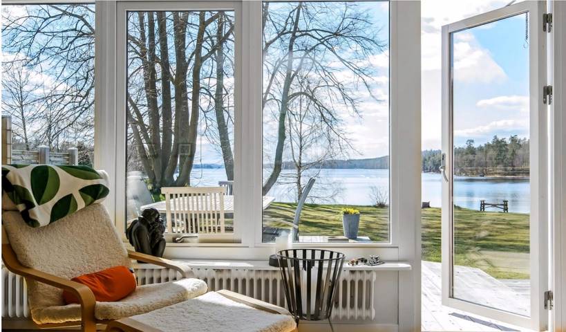 Cottage for 8 people, with lake view and garden as well as terrace and sauna in Sweden