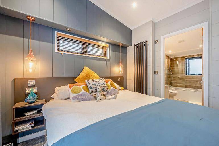 Lodge Sleeps 6 with Indoor Pool & Parking in Cardigan Bay