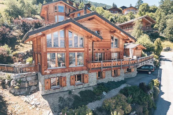 Chalet für 12 Personen, mit Terrasse und Whirlpool in der Schweiz