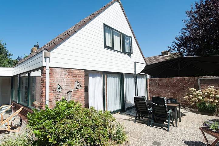 Vakantiehuis voor 5 personen, with tuin and terras as well as zwembad in Noordwijkerhout