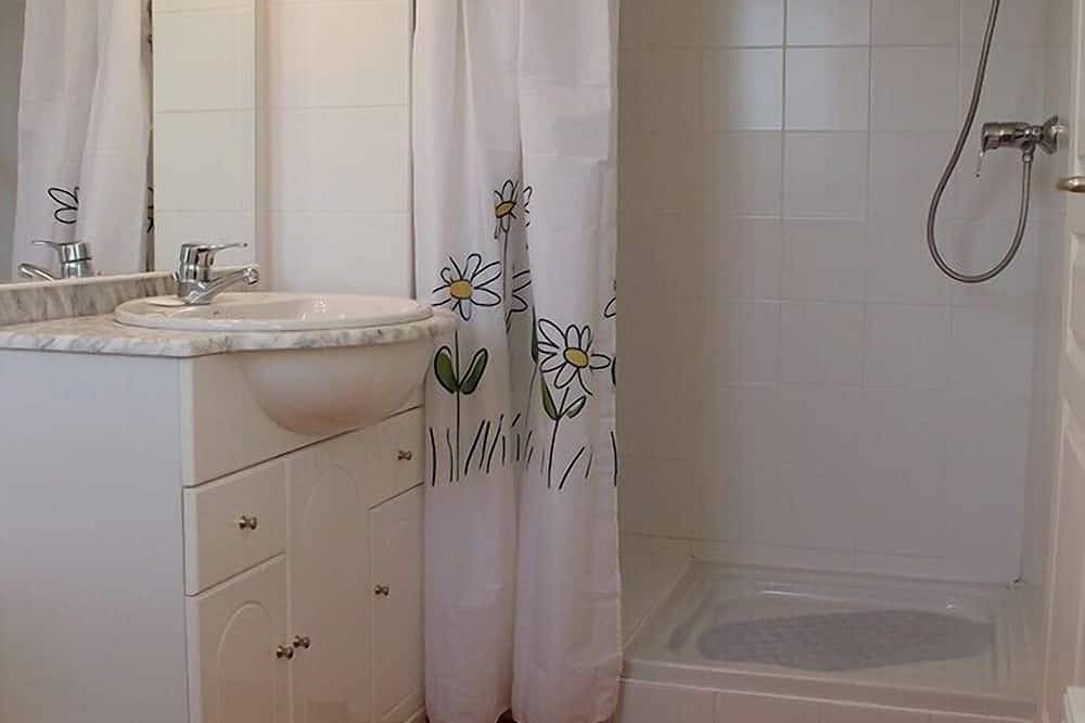 Amplia villa con piscina compartida en Pierrevert junto al Golf du Luberon. in Pierrevert, Parque natural regional del Luberon