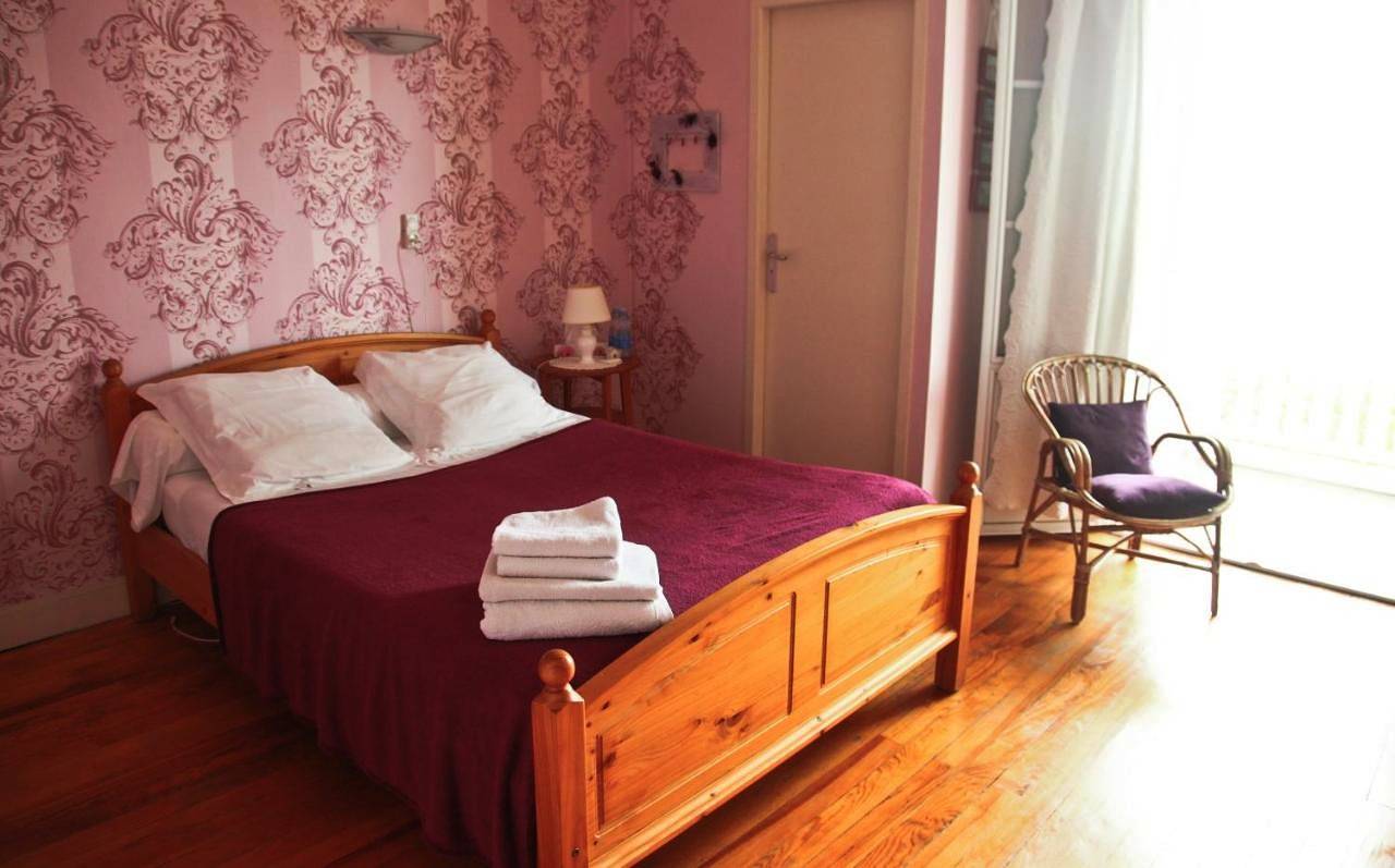 Deluxe Double Room with Shower in Podensac, Région de Langon