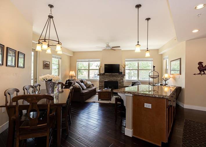 Gîte pour 10 personnes, avec jacuzzi ainsi que piscine et terrasse à Granby