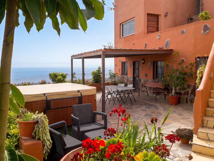 Location de vacances pour 4 personnes, avec Jacuzzi ainsi que Terrasse et Jardin dans Los Menores