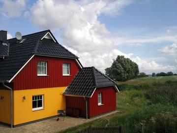 Ferienhaus für 9 Personen, mit Seeblick und Sauna sowie Garten in Kenz-Küstrow
