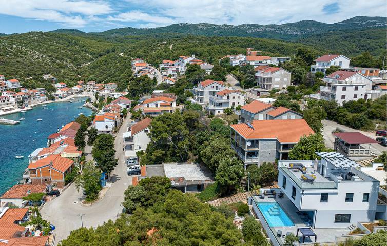 Cozy 2BR Apartment with Pool & Beach Access - WiFi & Parking Included in Čara, Korcula