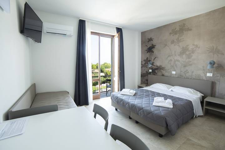 Apartamento inteiro, Suite Júnior 5 com piscina partilhada e varanda privada in Spiaggia Romantica (Manerba del Garda), Manerba del Garda