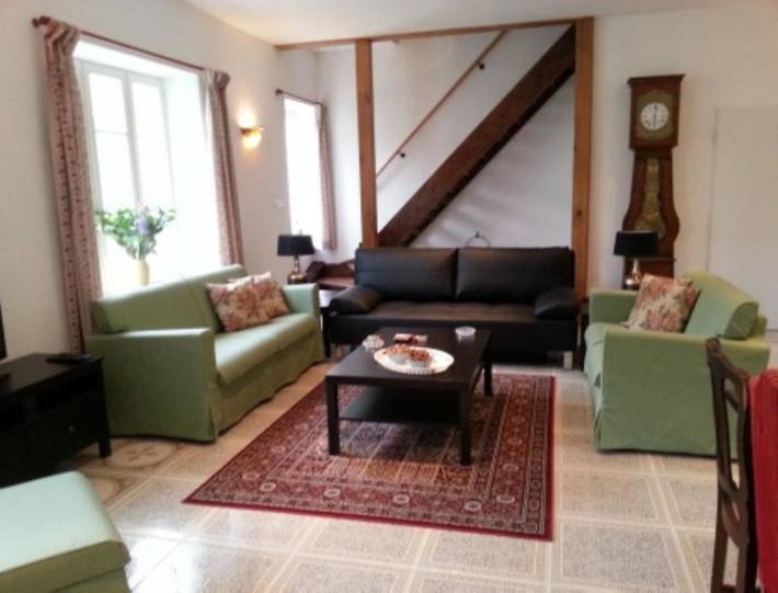 Location de vacances pour 8 personnes, avec piscine et jardin à Montaigu-le-Blin - 4