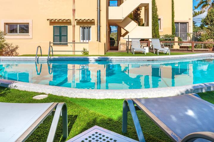Entire apartment, Modern “Ferrera Luxe Apartamento 704” close to Beach with Pool, Wi-Fi, A/C, Terrace & Garden in Cala Serena, Felanitx