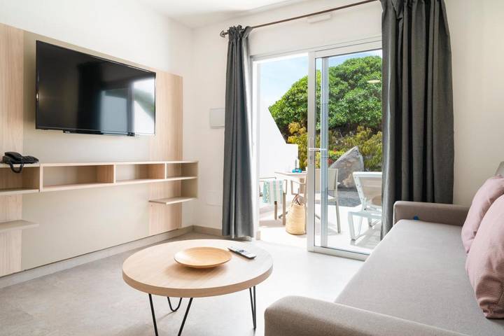 Apartahotel para 4 personas, con jardín además de piscina y piscina para niños en Lanzarote