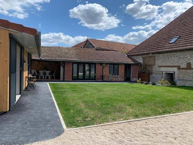 Double Room with Private Bathroom in Pierry, Marne